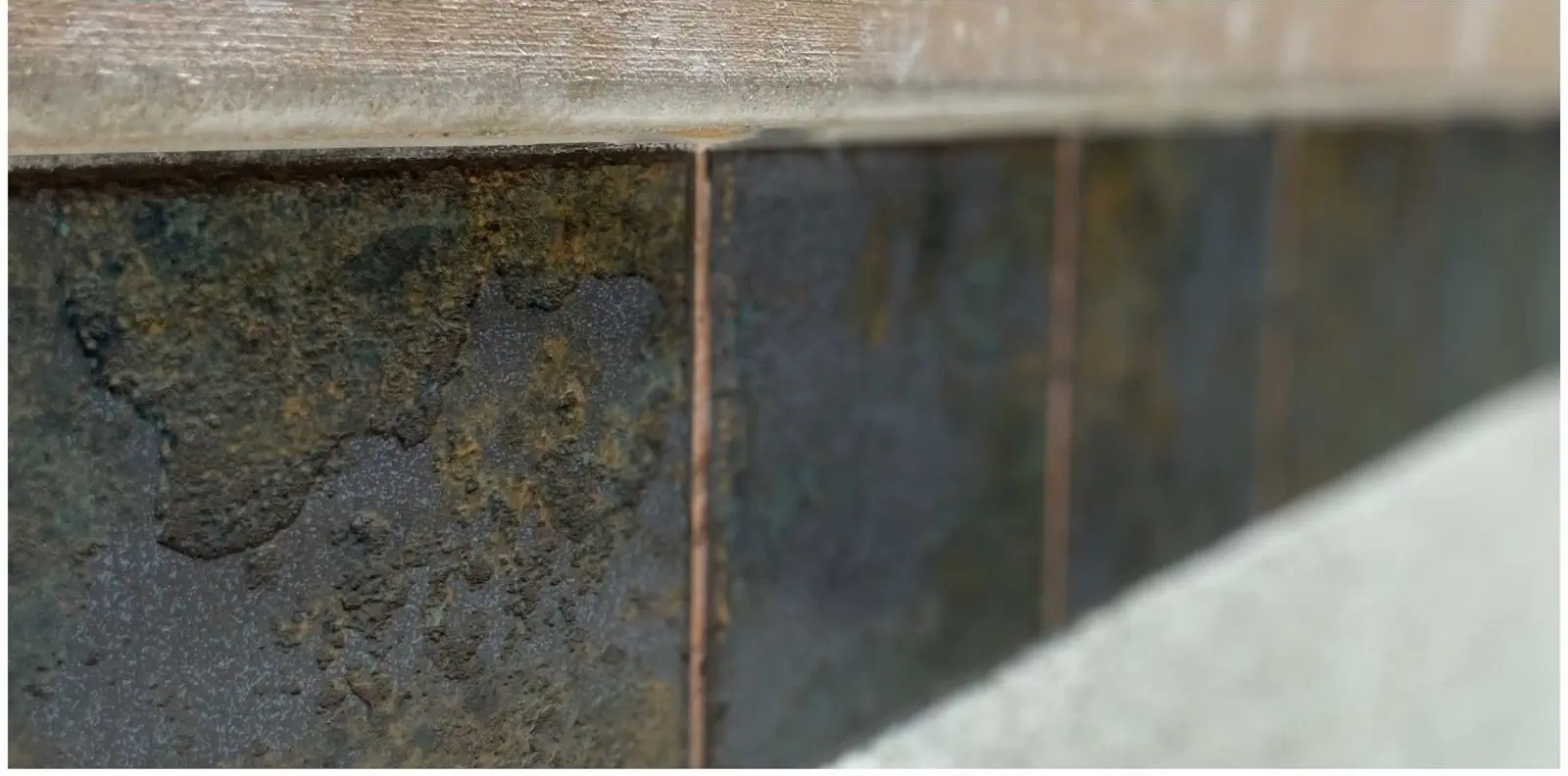 The same dark pool tile with the calcium band gone